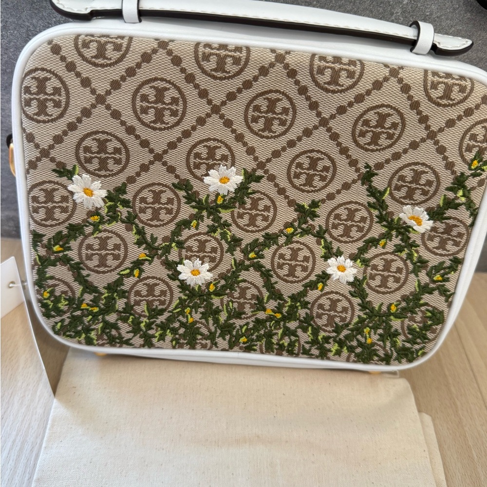 (NWT) Tory Burch T Monogram Leather Camera Bag/Crossbody Bag - Picture 4 of 8